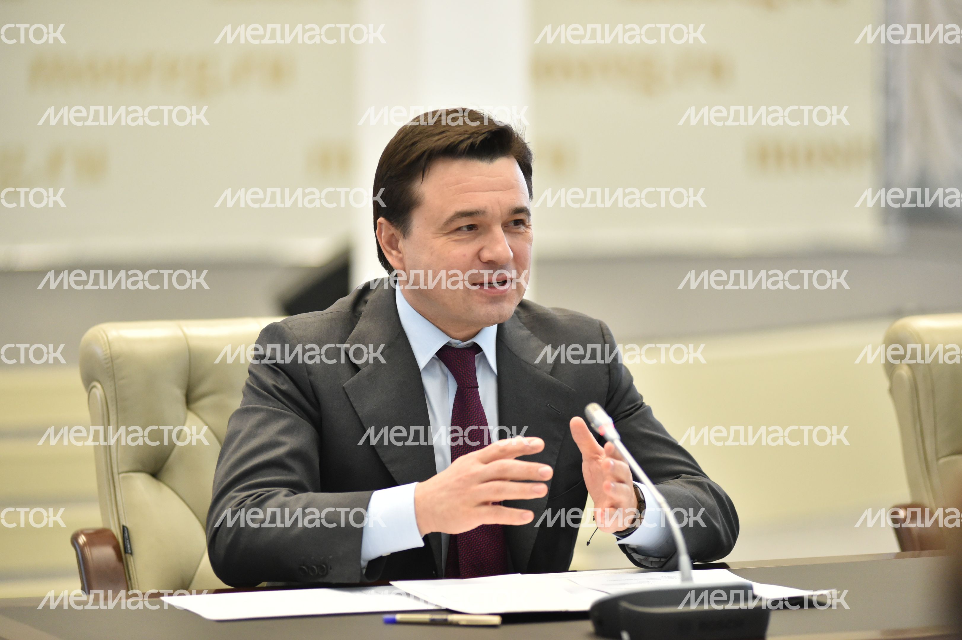 А. Воробьев провел рабочую встречу с правозащитниками А. Воробьев провел рабочую встречу с правозащитниками