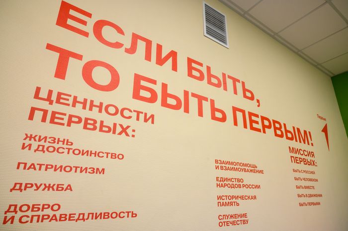 Коридор Центра образования №23 в поселке Обухово Богородского округа после капитального ремонта
