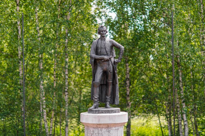 Памятник А.В. Суворову в деревне Рождествено