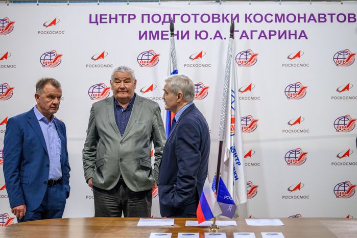 Тренировка дублирующего экипажа космонавтов МКС-74 на тренажере МКС в Звездном городке