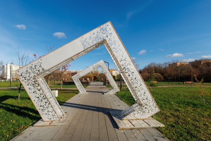 Арт-объект в Городском парке культуры и отдыха Долгопрудного осенью