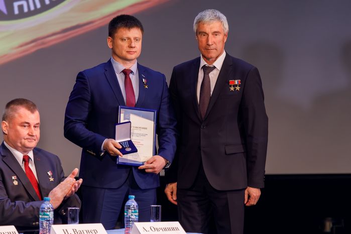 Космонавт Александр Гребенкин получил медаль «Космос без границ» от Роскосмоса на торжественном собрании
