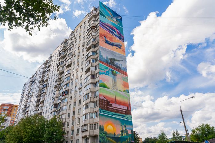 Мурал на фасаде дома 12 по улице Текстильной в микрорайоне Красная Поляна Лобни