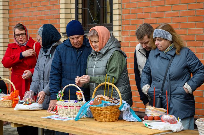 Освещение куличей в праздник Пасхи в храме Неопалимая Купина в Востряково округа Домодедово