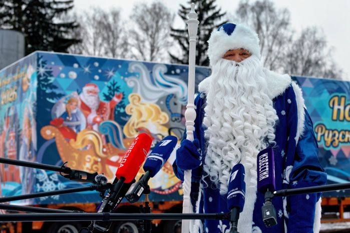 Автопоезд Деда Мороза везет в Москву главную елку страны