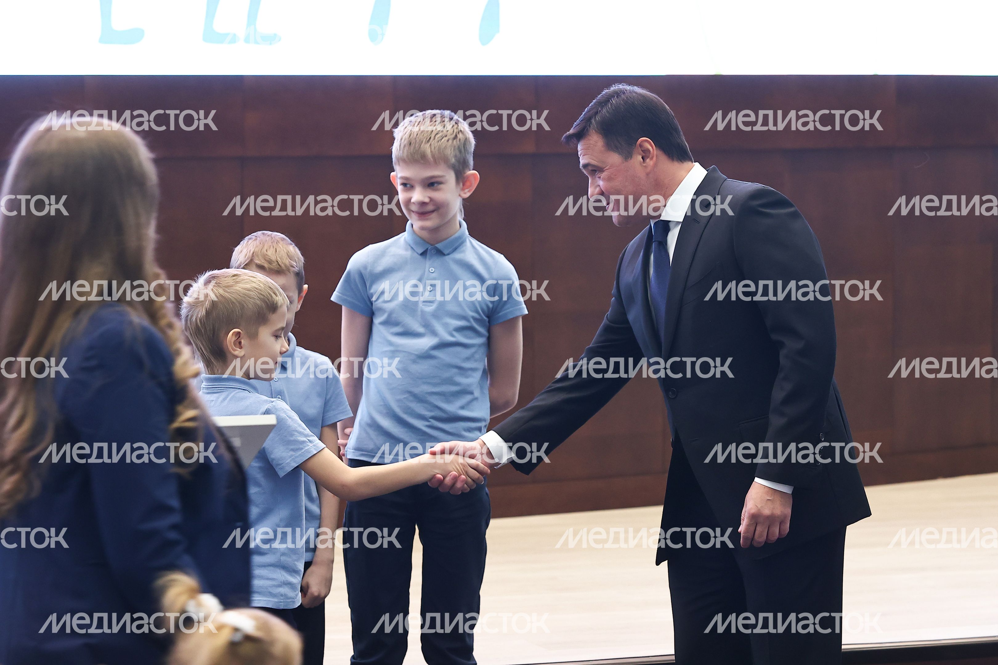 Поздравление Губернатором Подмосковья жительниц региона с наступающим Днем матери