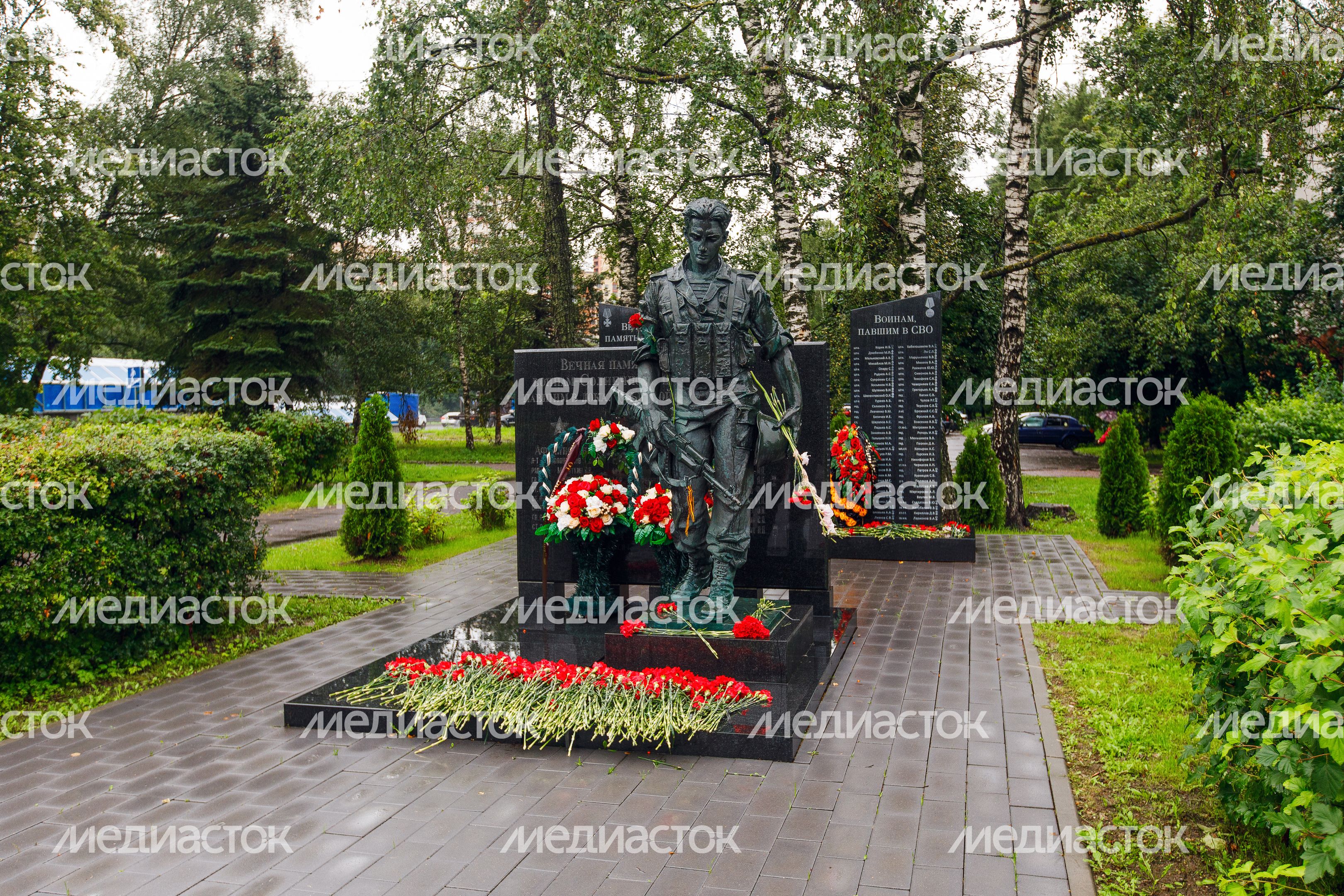 Памятник погибшим в локальных конфликтах и мемориал погибшим в СВО на Советской площади в Солнечногорске Памятник погибшим в локальных конфликтах и мемориал погибшим в СВО на Советской площади в Солнечногорске