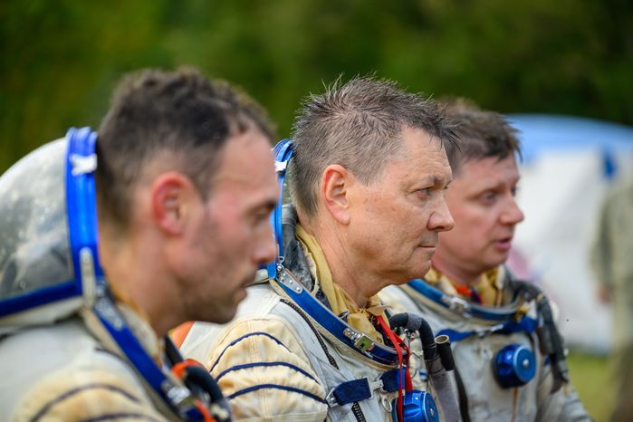 Астронавт NASA Маркос Берриос, космонавты Роскосмоса Олег Кононенко и Александр Гребенкин на тренировке по приземлению