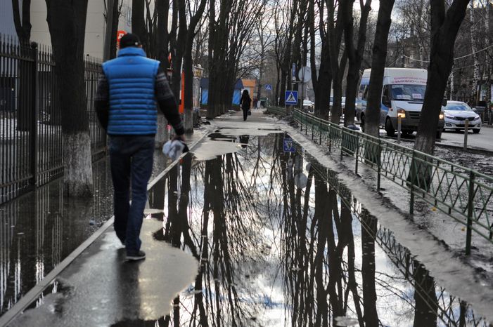 Прохожие на улице в Люберцах