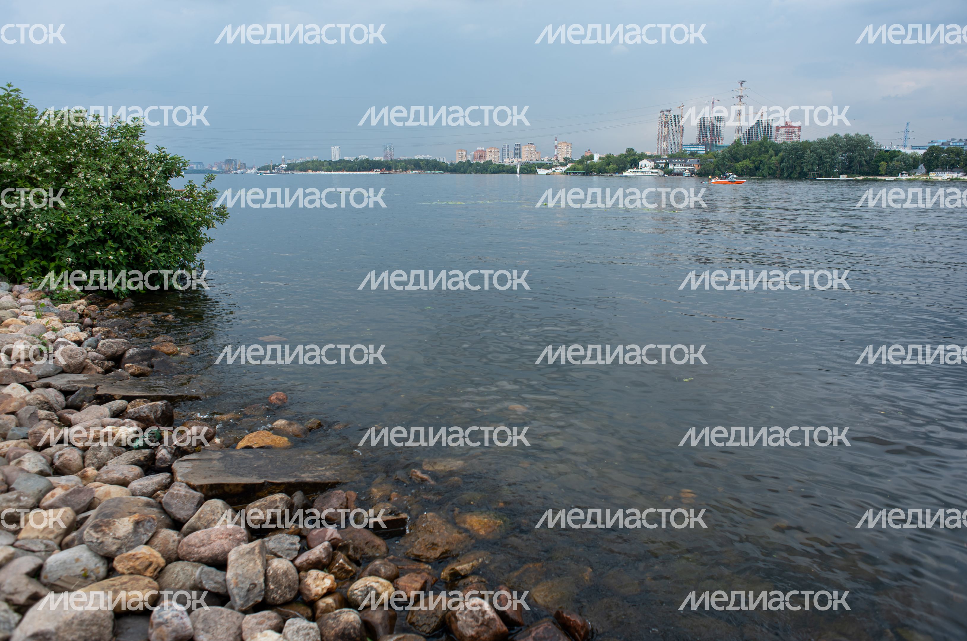 Летние виды Химкинского водохранилища