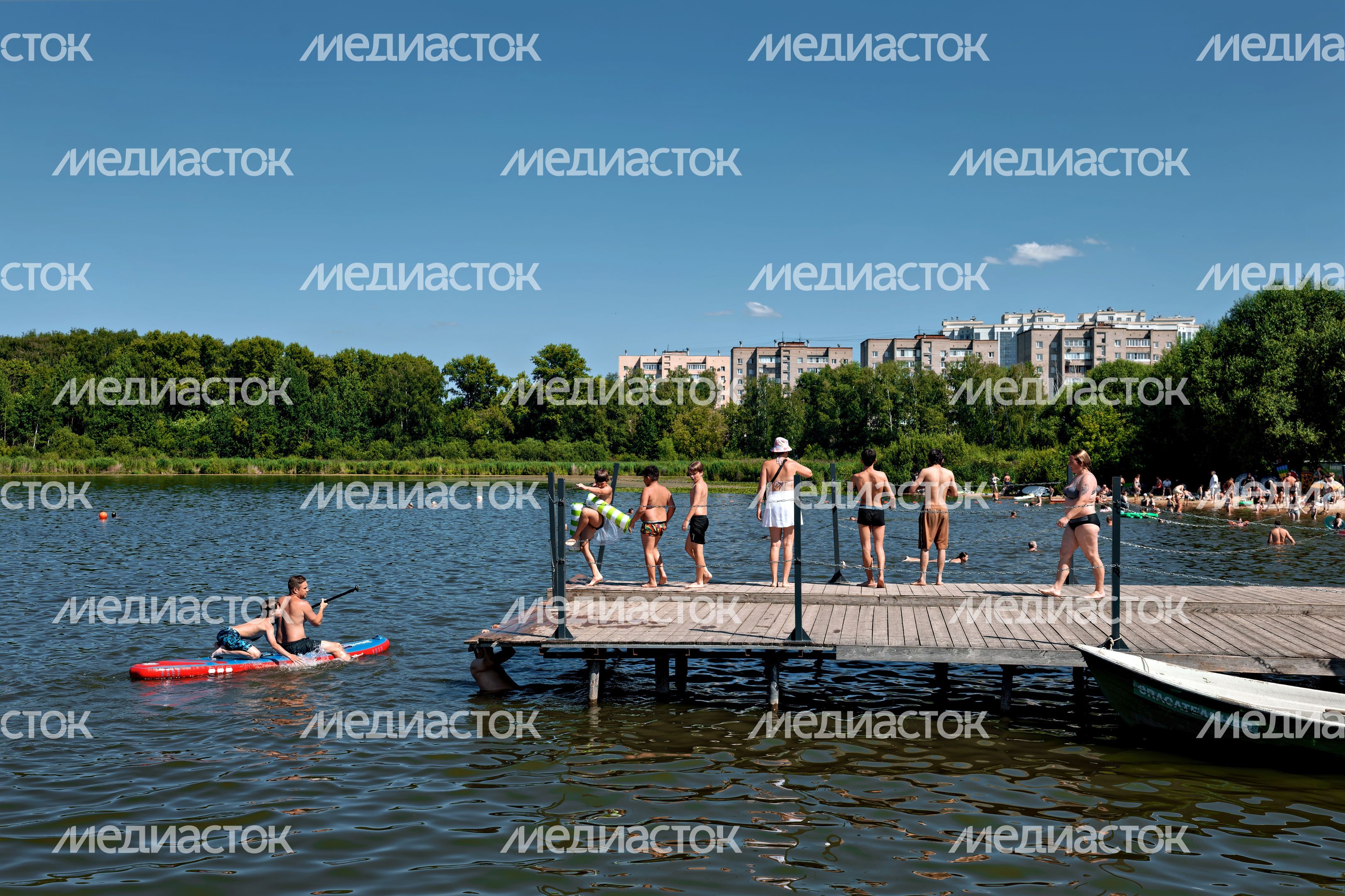 Пляж на набережной озера Сенеж