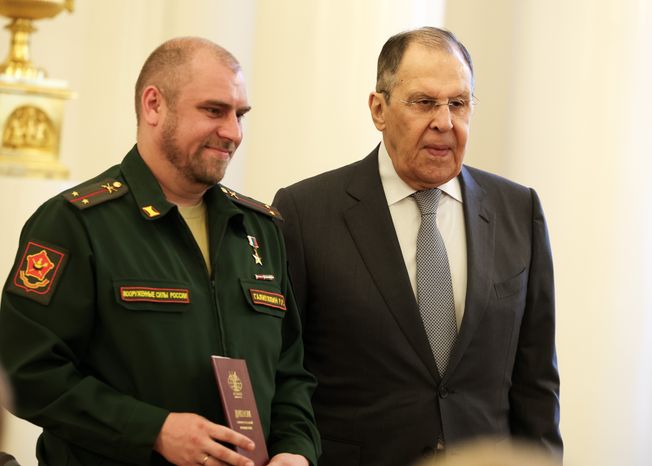 Сергей Лавров и Рашид Галиуллин на церемонии вручения дипломов ветеранам СВО