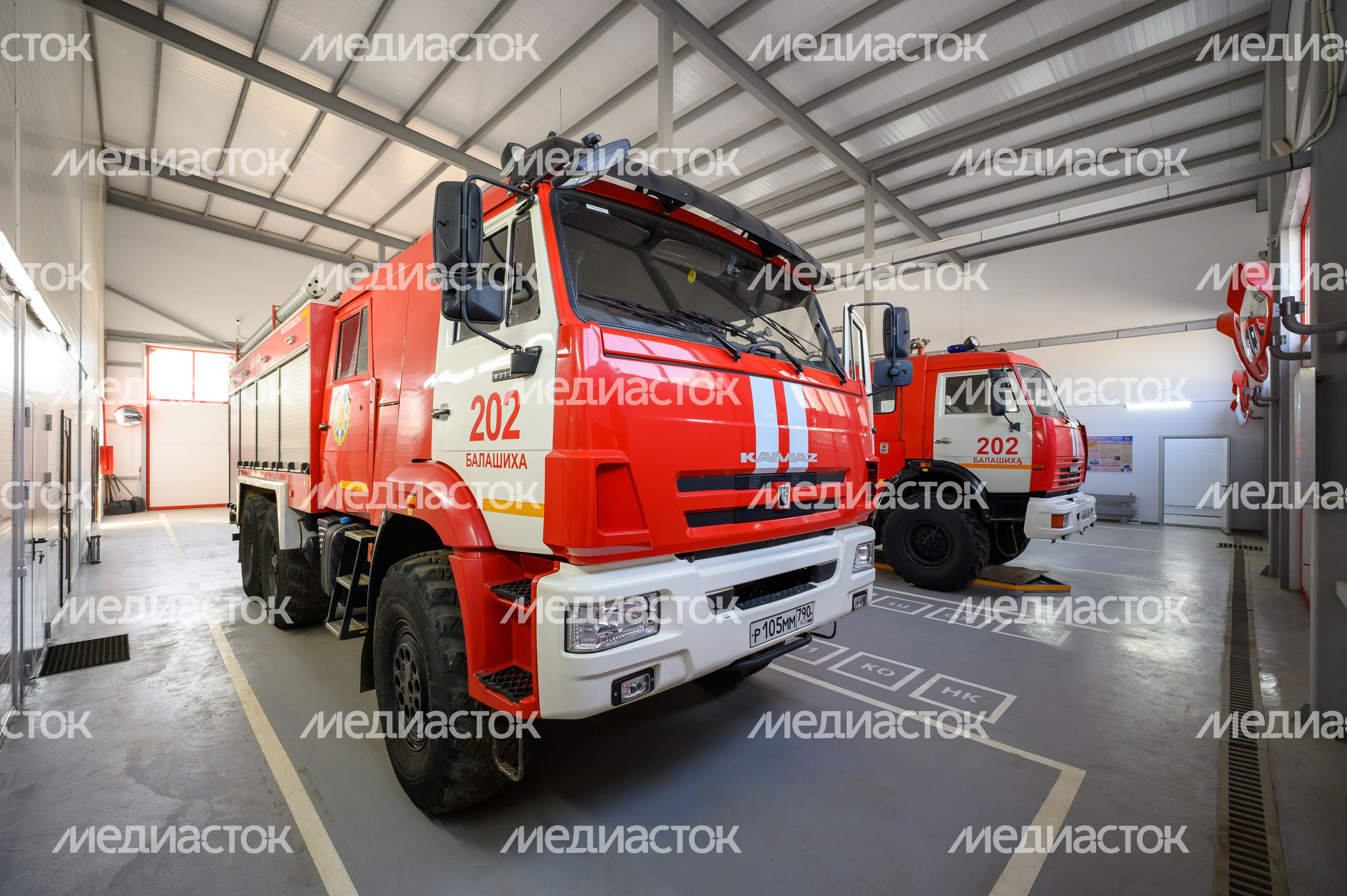 Пожарная машина в гараже нового пожарного депо ПСЧ-202 Мособлпожспаса в Балашихе Пожарная машина в гараже нового пожарного депо ПСЧ-202 Мособлпожспаса в Балашихе
