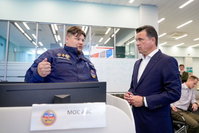 Андрей Воробьев посетил единый центр управления ЖКХ региона