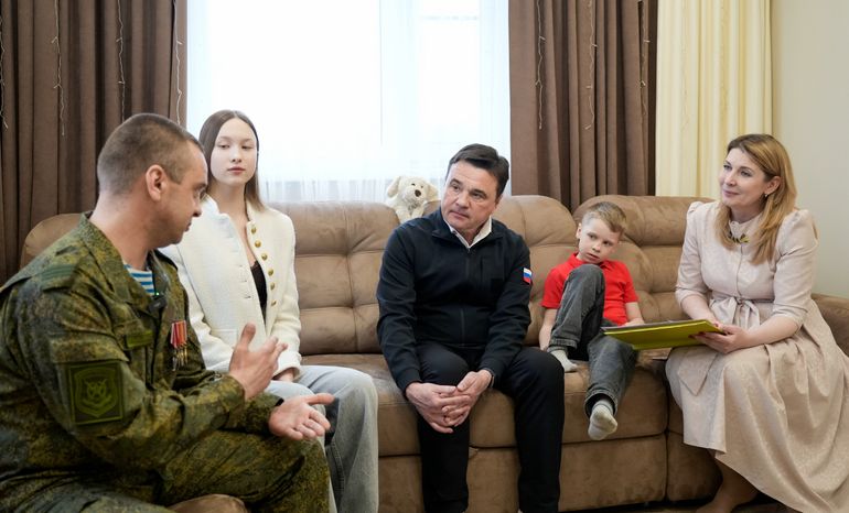 Андрей Воробьев накануне Пасхи навестил  в Электрогорске героя СВО и его семью