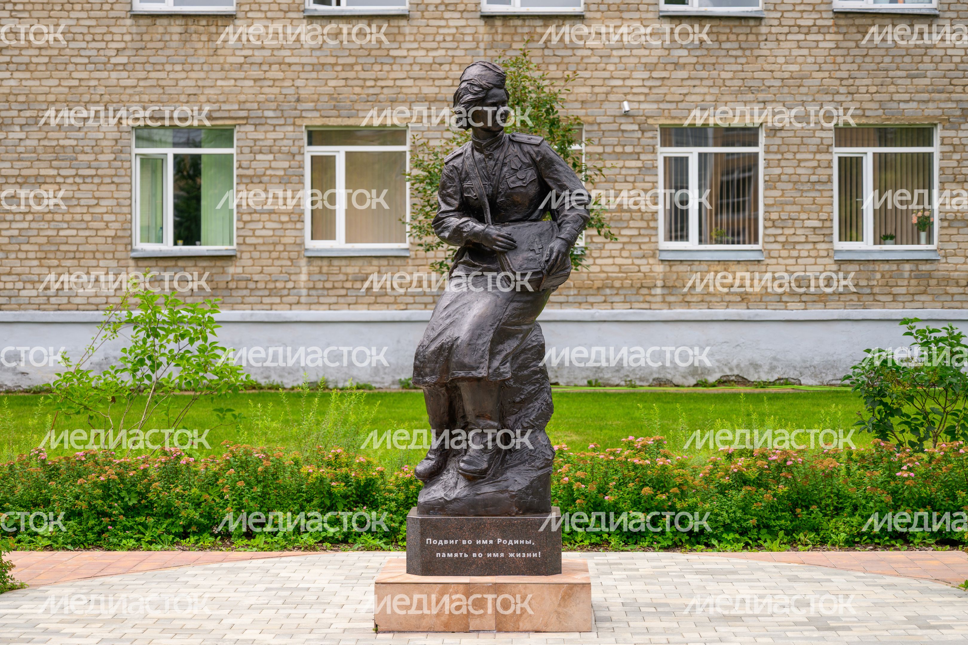 Памятник женщине-санинструктору у Пушкинской клинической больницы