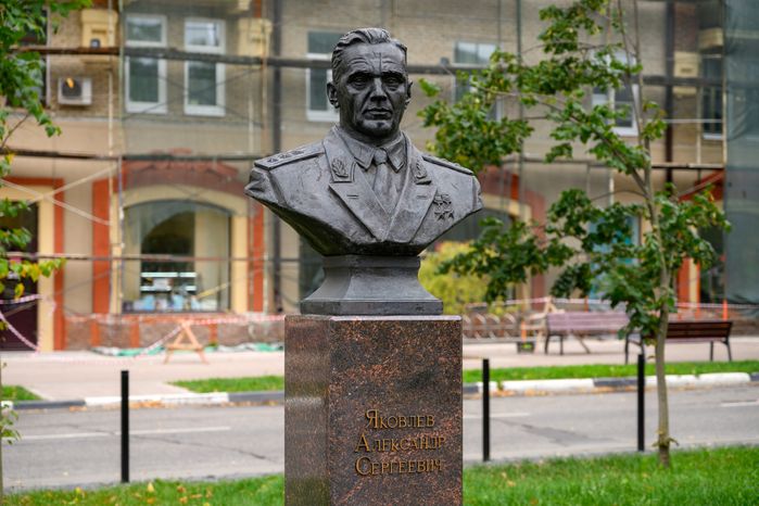 Бюст Александра Сергеевича Яковлева на аллее «Создатели авиации России» в Жуковском