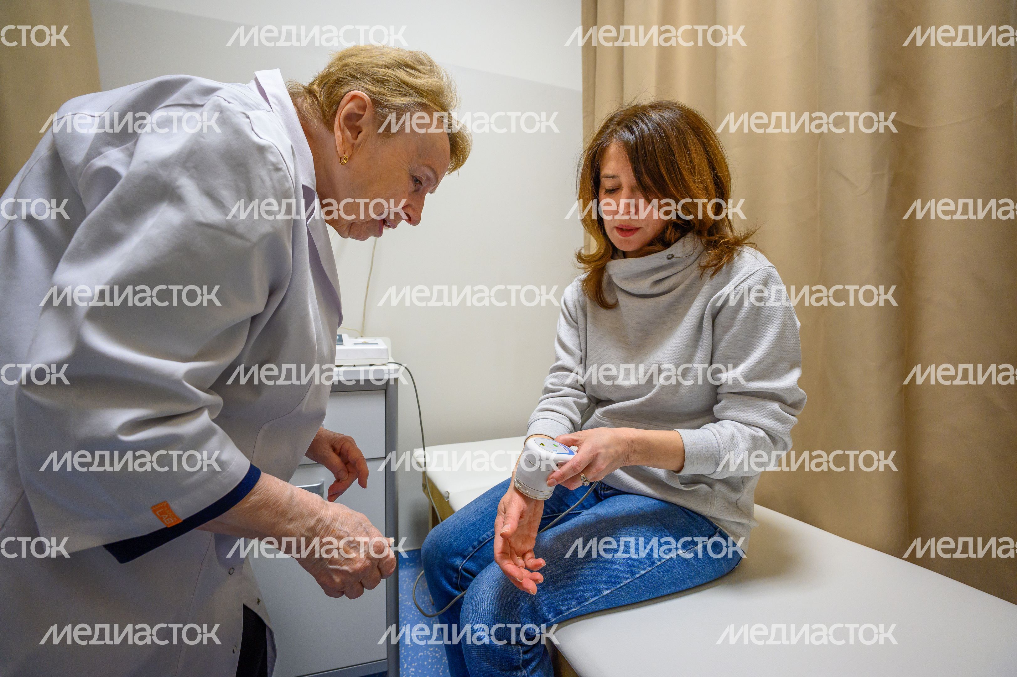 Пациент в кабинете физиотерапии в поликлинике поселка Октябрьский округа Люберцы Пациент в кабинете физиотерапии в поликлинике поселка Октябрьский округа Люберцы
