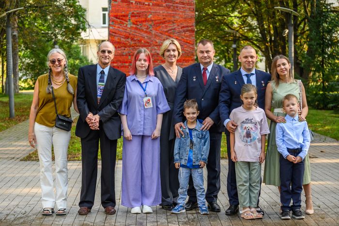 Основной экипаж МКС-72 - Дональд Петтит, Алексей Овчинин и Иван Вагнер - с семьями