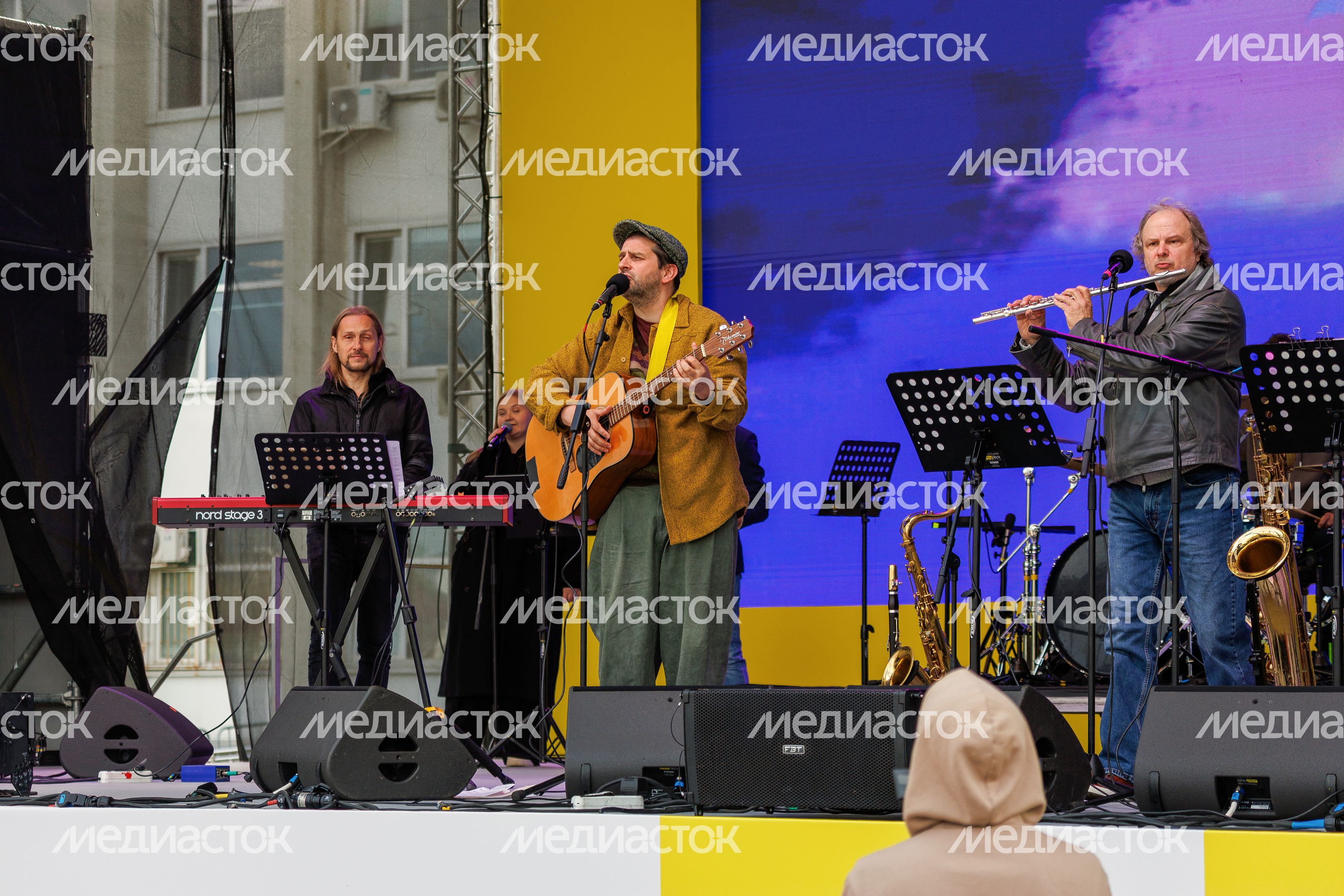 Музыкант Петр Налич на открытии XXIII Фестиваля театров малых городов России на Советской площади Сергиева Посада Музыкант Петр Налич на открытии XXIII Фестиваля театров малых городов России на Советской площади Сергиева Посада