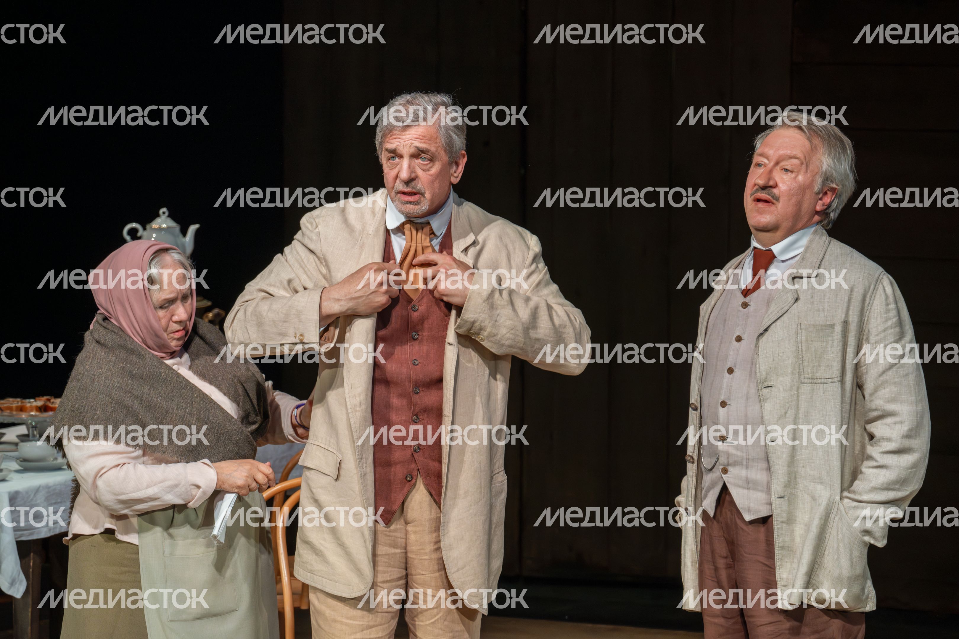Актеры Игорь Черневич и Сергей Курдышев в спектакле «Дядя Ваня» Театра Европы на фестивале «Мелиховская весна» Актеры Игорь Черневич и Сергей Курдышев в спектакле «Дядя Ваня» Театра Европы на фестивале «Мелиховская весна»