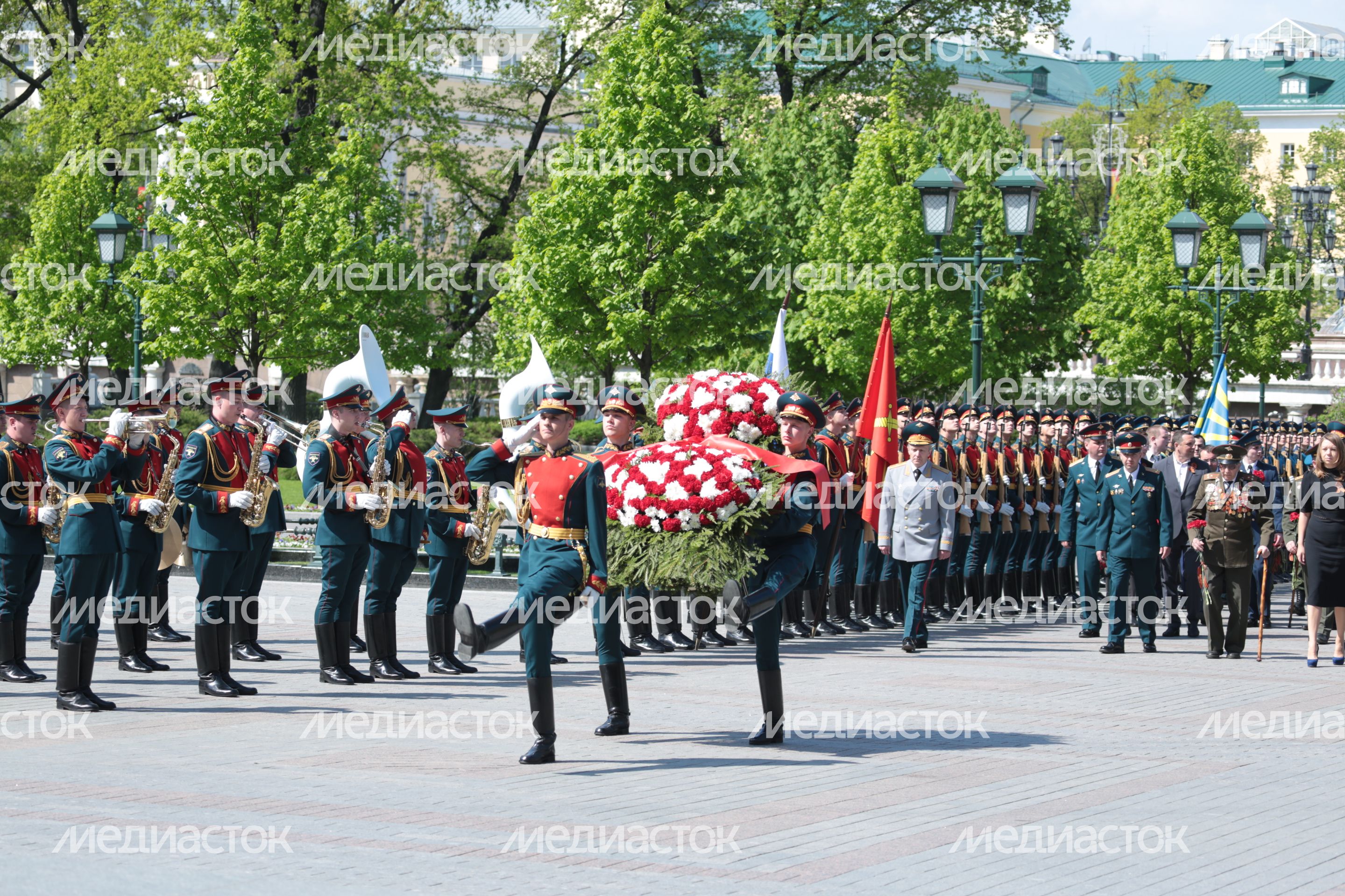 Подмосковная делегация возложила цветы к Могиле Неизвестного Солдата в Москве