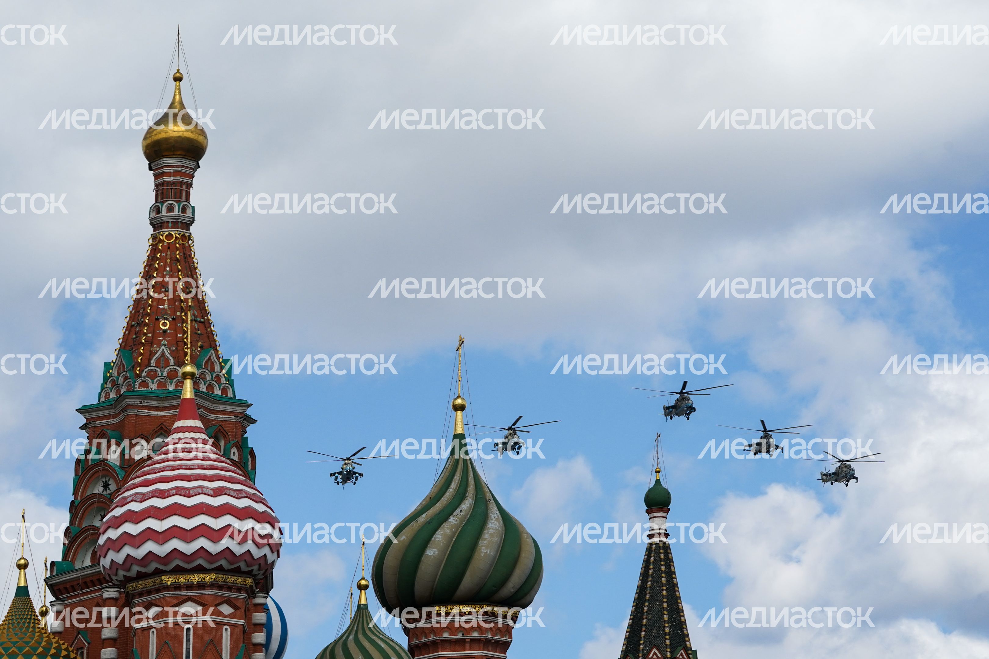 Тренировочные полеты над Красной площадью экипажей самолетов ВКС, принимающих участие в военном параде
