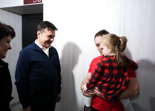 Андрей Воробьев навестил волоколамских новоселов, переехавших из аварийного жилья