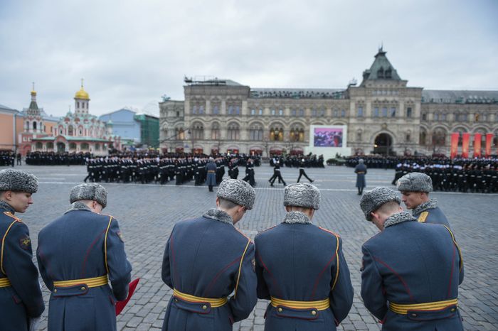 Торжественный марш в честь парада 1941 года на Красной площади в Москве
