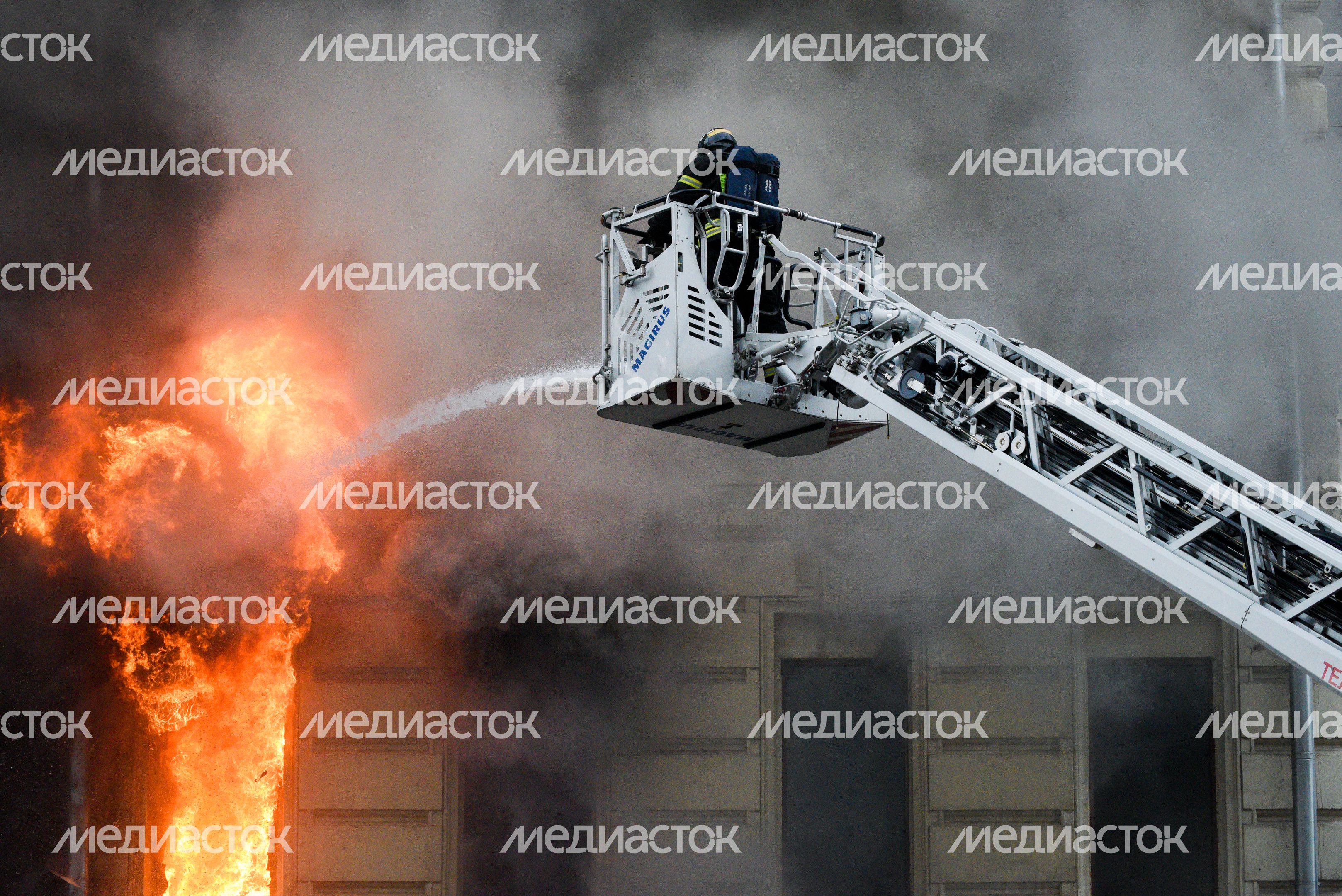 Пожар в реставрируемом здании на Тверской улице в Москве