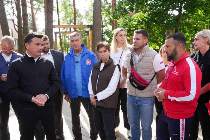 Андрей Воробьев пообщался с тренерами и спортсменами на спортивной базе "Лесная опушка"