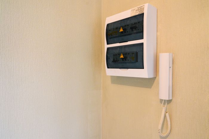 Индивидуальный электрический счетчик и домофон установлены в новой квартире дома для переселенцев
