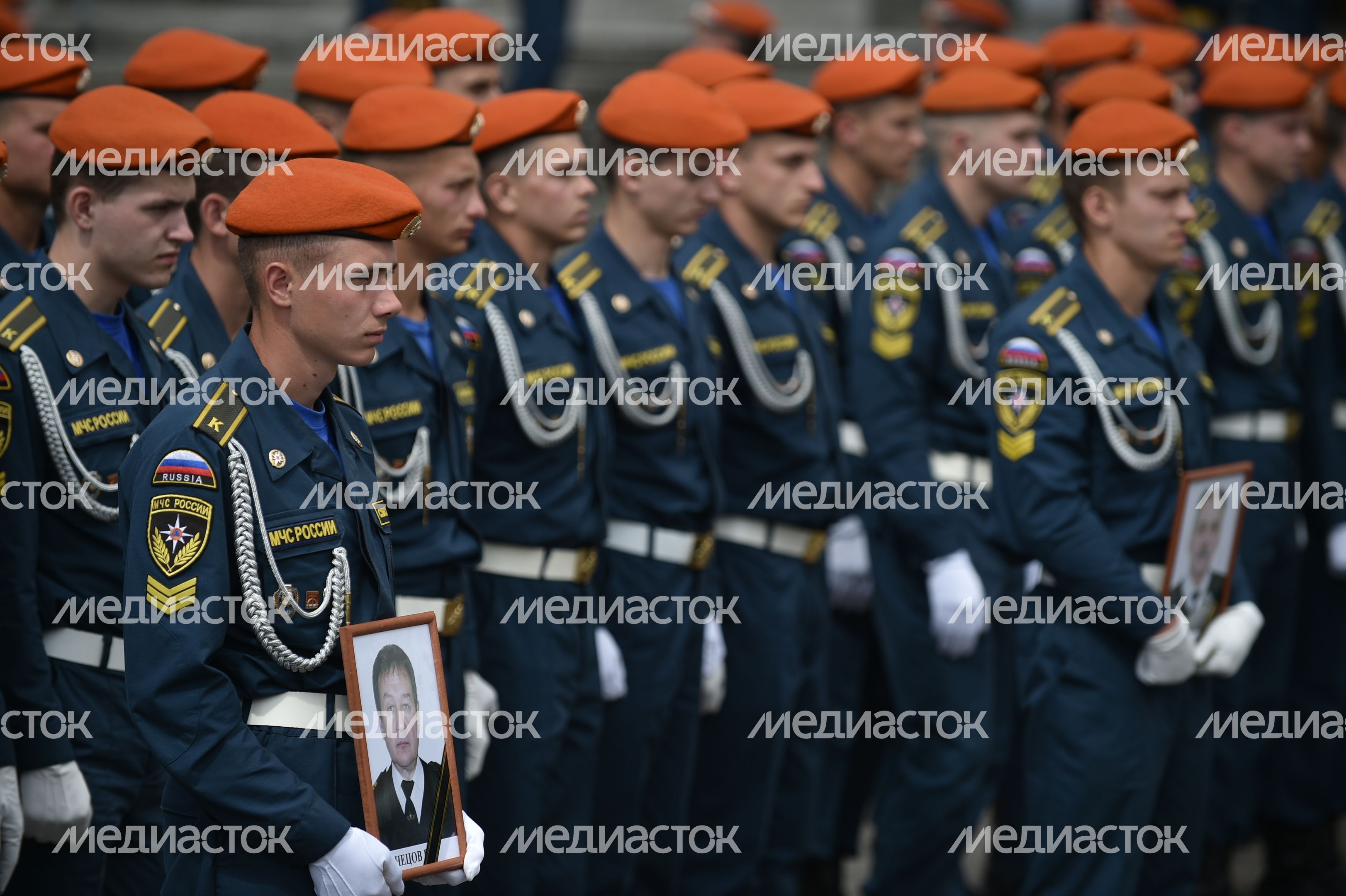 Прощание с погибшими членами экипажа самолета Ил-76 в Жуковском