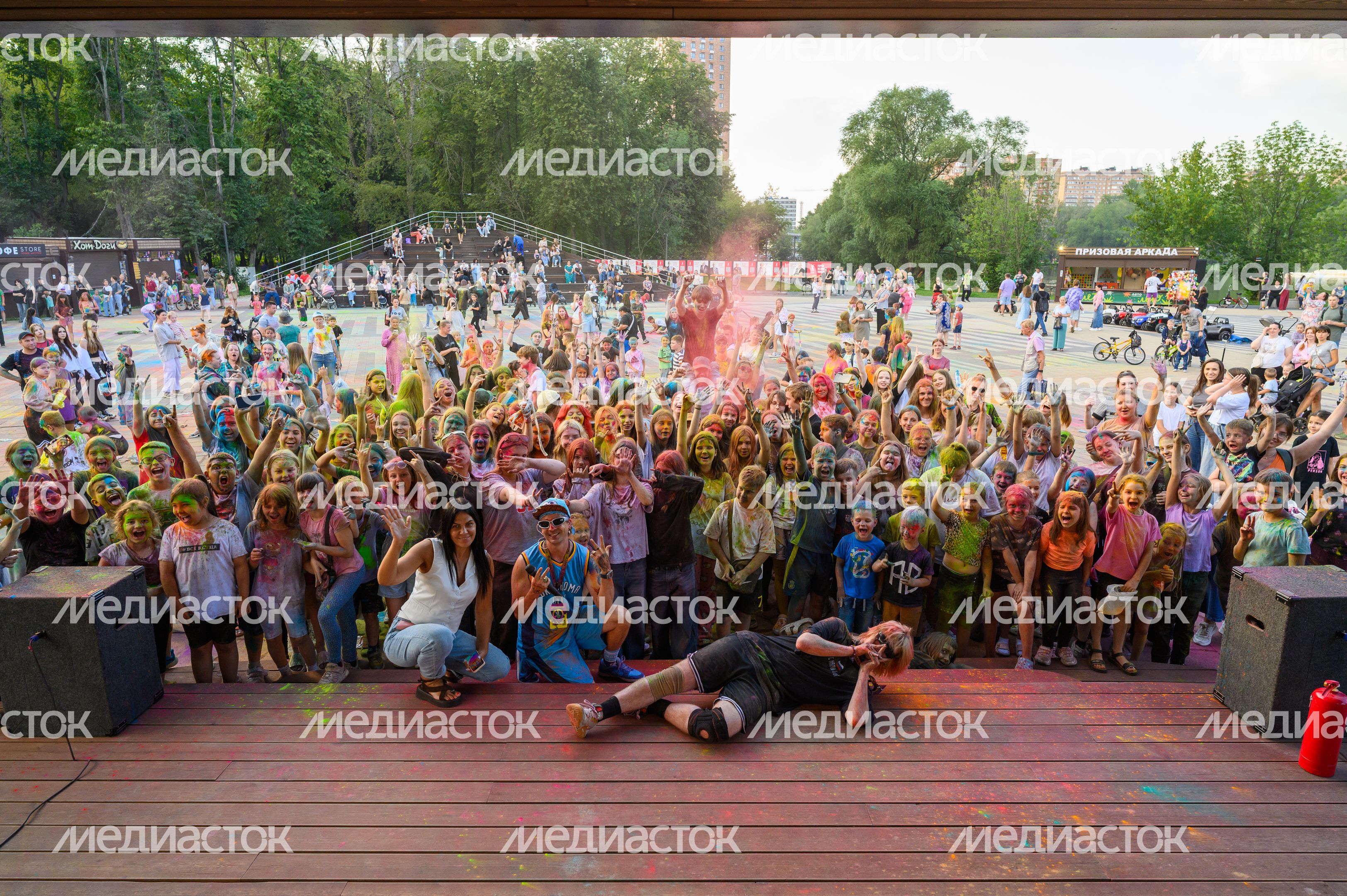 Фестиваль красок Holi Dance в Наташинском парке в Люберцах Фестиваль красок Holi Dance в Наташинском парке в Люберцах