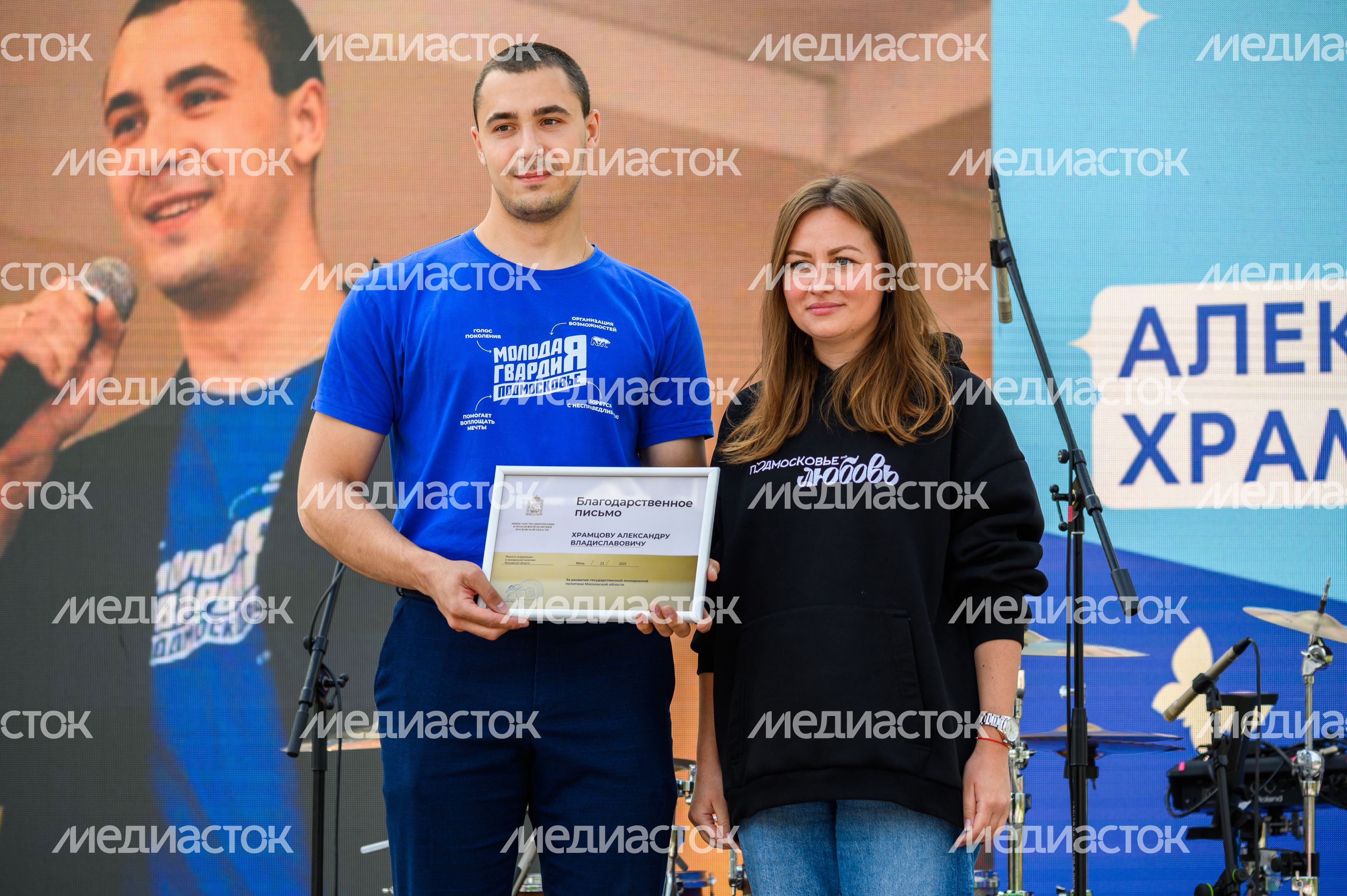 Замминистра информации и молодежной политики Ольга Гребенщикова наградила самых активных представителей молодежи