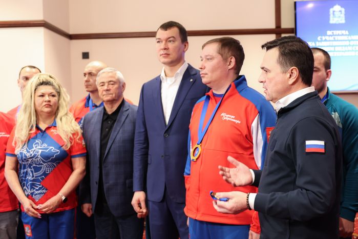 Андрей Воробьёв поздравил команду по следж-хоккею «Гвардия» с победой