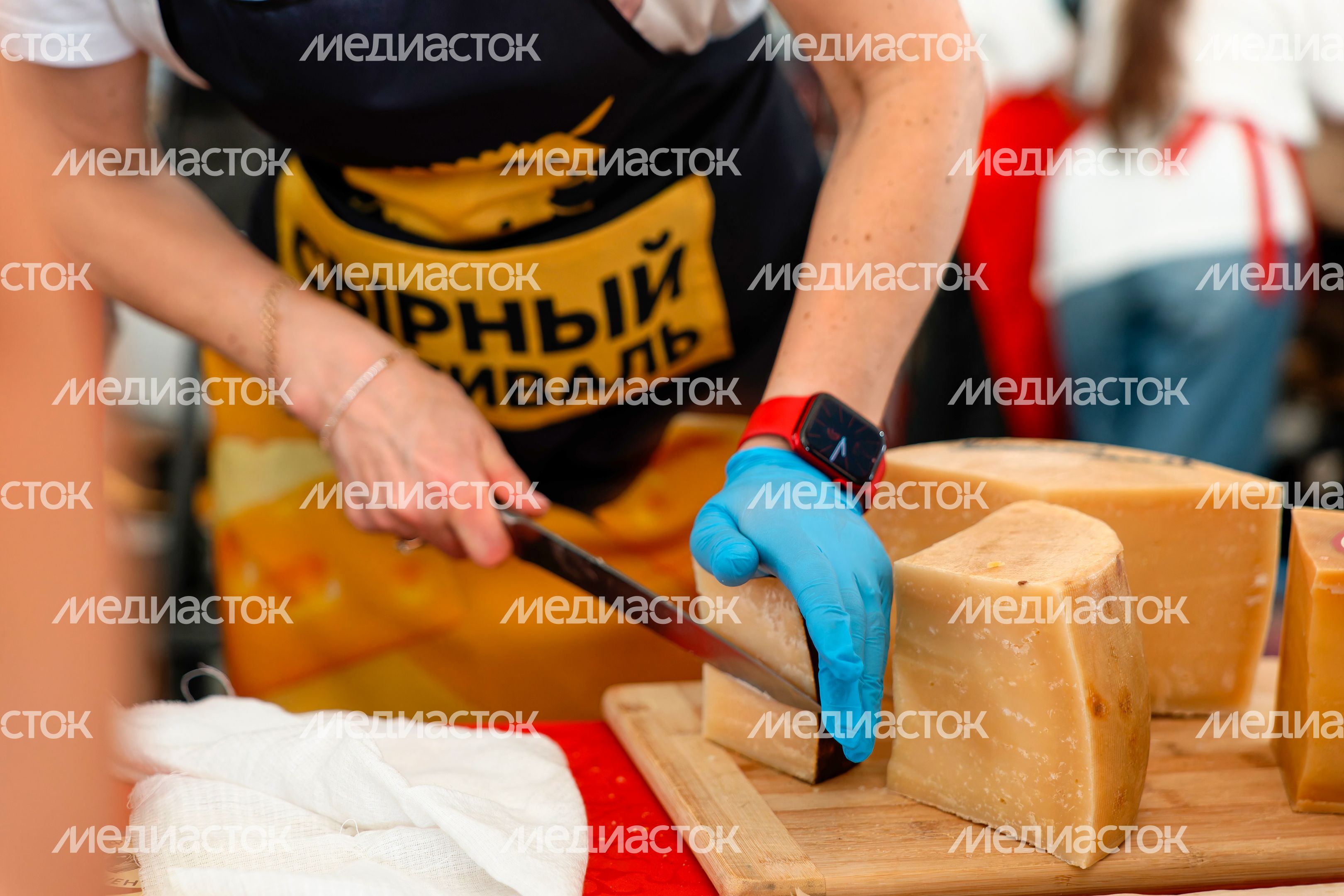 Торговля сыром на Сырном фестивале в Истре Торговля сыром на Сырном фестивале в Истре
