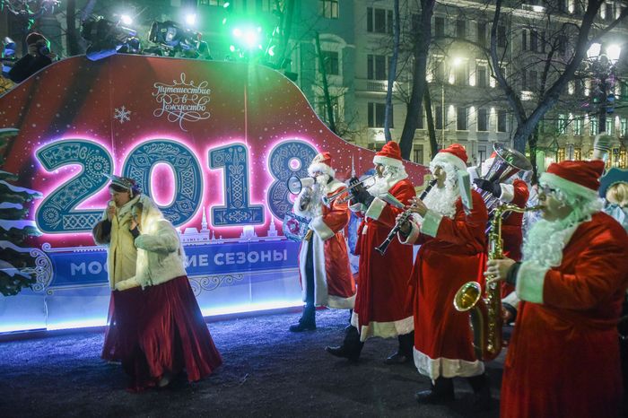 Парад Снегурочек в Москве
