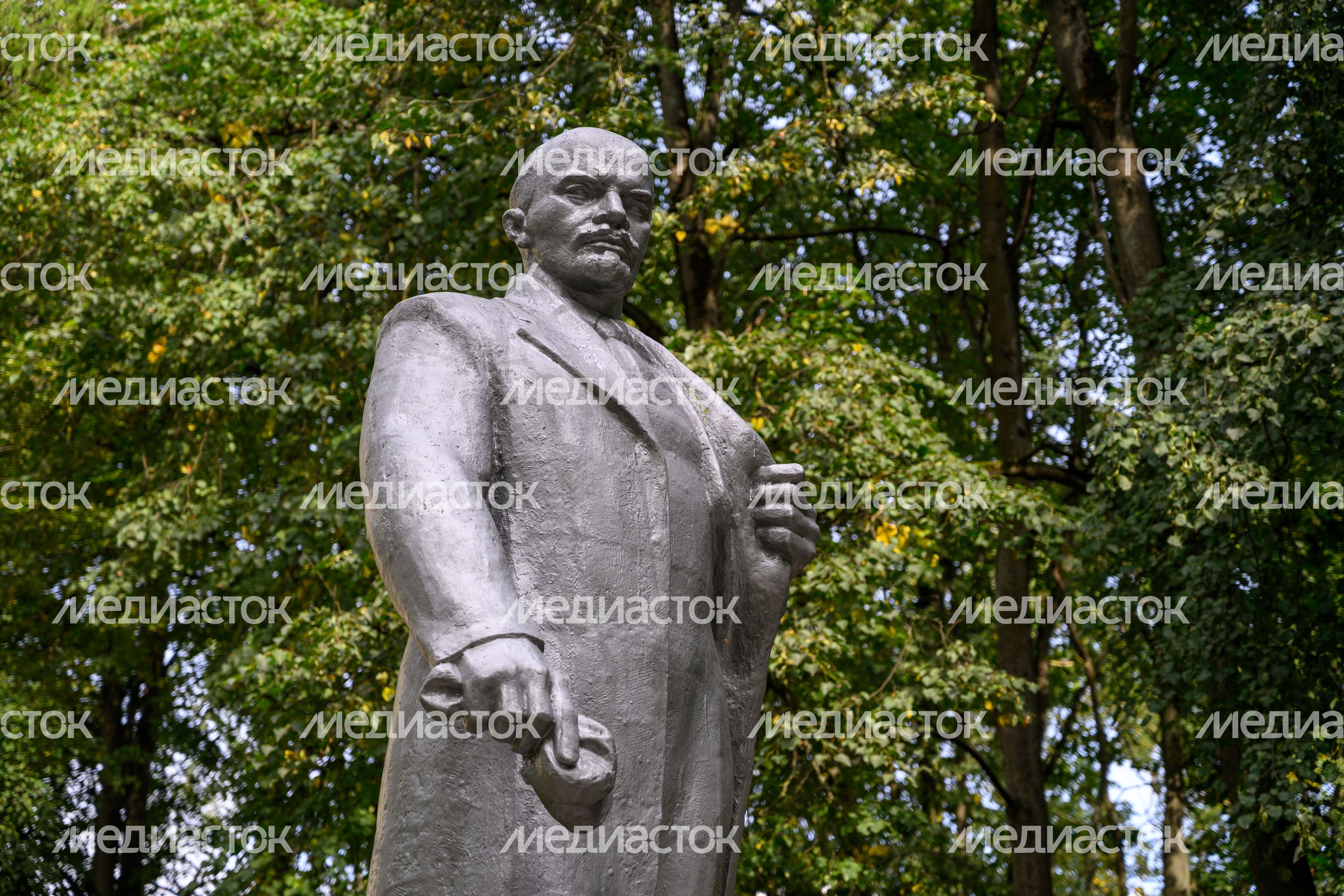 Памятник В.И. Ленину в сквере на улице Крупешина в Балашихе