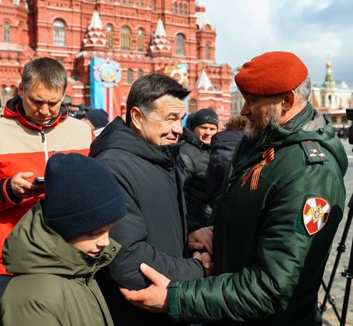 Андрей Воробьев вместе со своими детьми и семьей Героя России посетил Парад Победы
