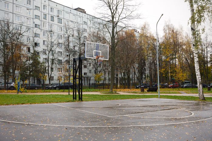 Площадка для баскетбола в Центральном парке культуры и отдыха города Пушкино осенью