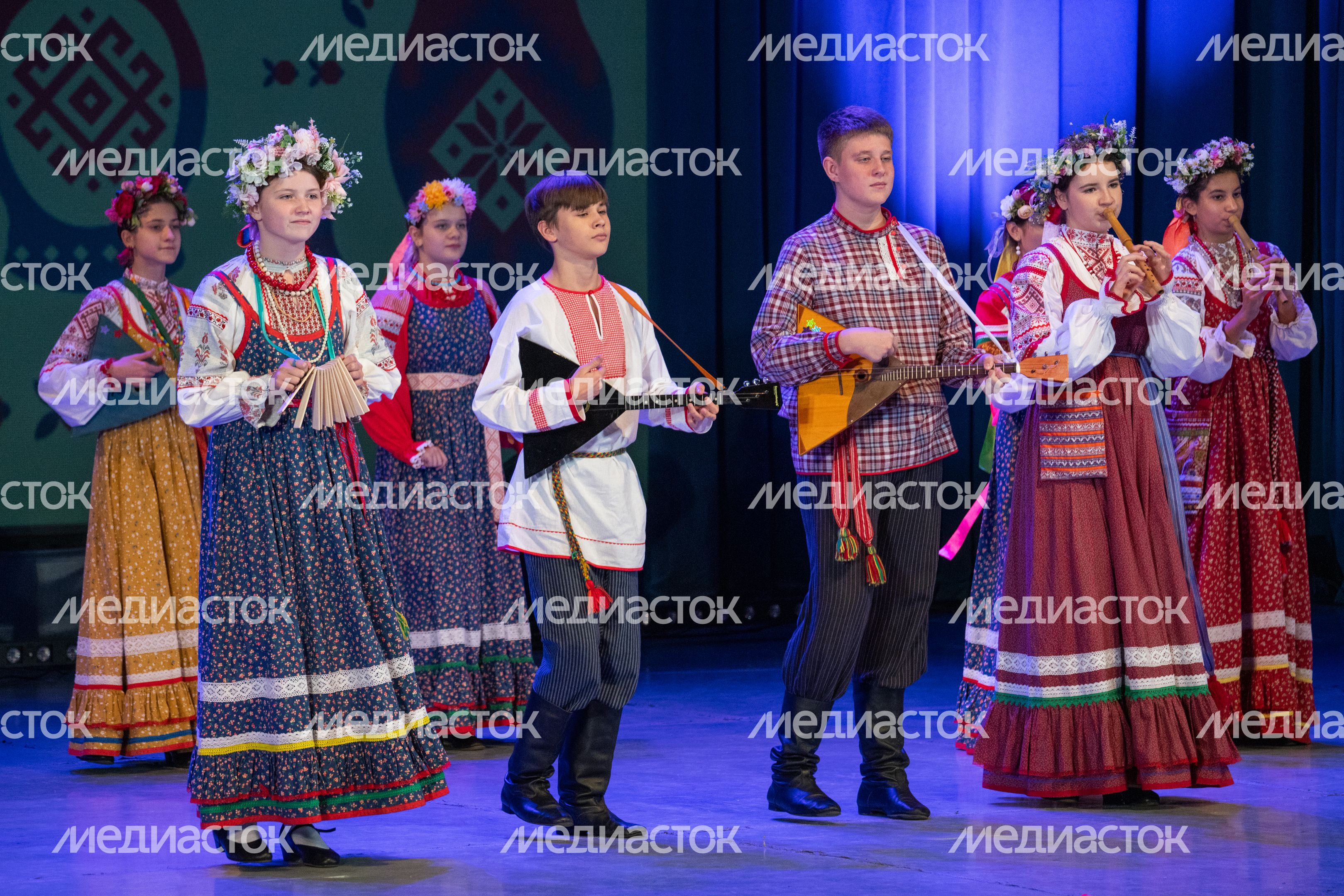 Танцы народов России на сцене ДК «Подмосковье» в Красногорске на фестивале ко Дню народного единства Танцы народов России на сцене ДК «Подмосковье» в Красногорске на фестивале ко Дню народного единства