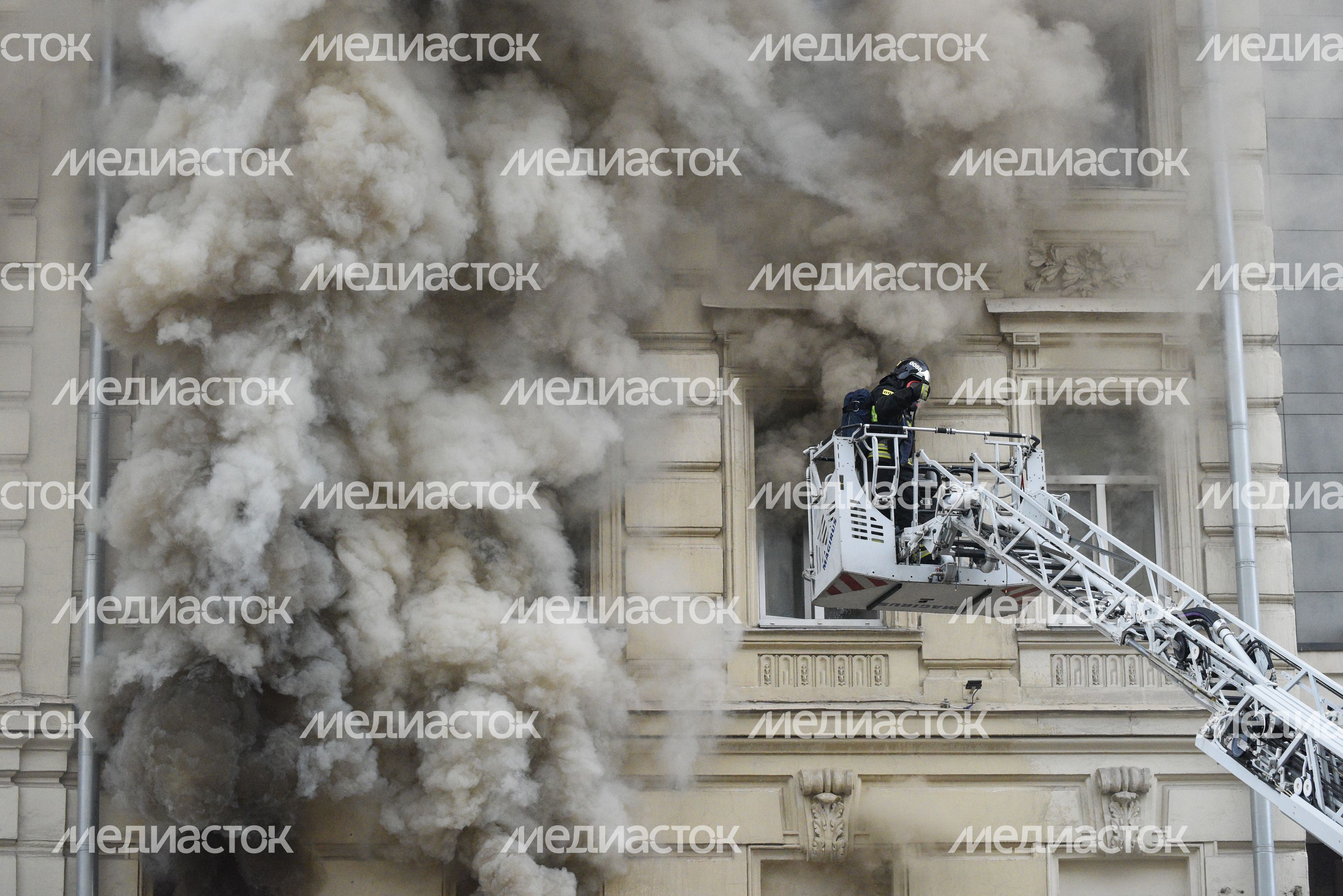 Пожар в реставрируемом здании на Тверской улице в Москве