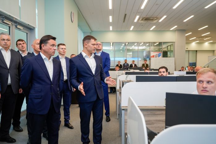 Андрей Воробьев посетил единый центр управления ЖКХ региона