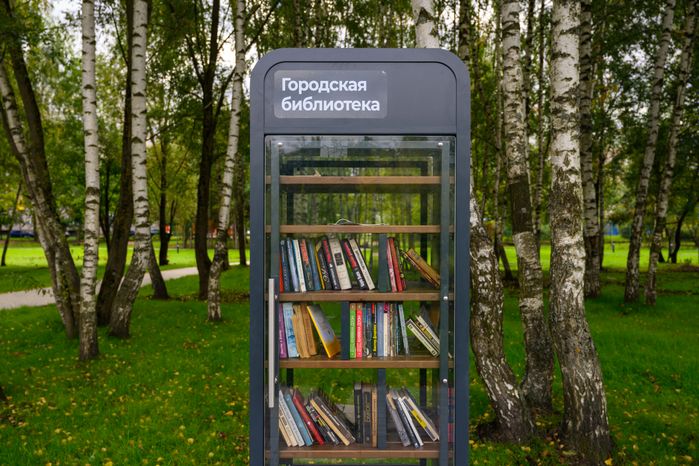 Библиотека на благоустроенной набережной реки Уча в Ивантеевке Пушкинского округа