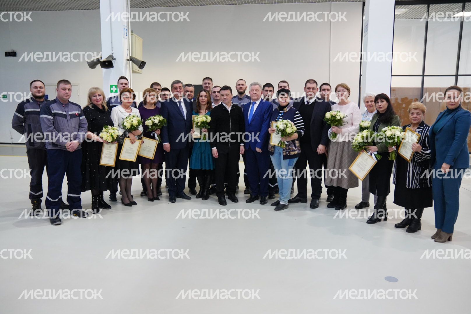 Вручение губернатором цветов сотрудникам НПП «Исток»​​