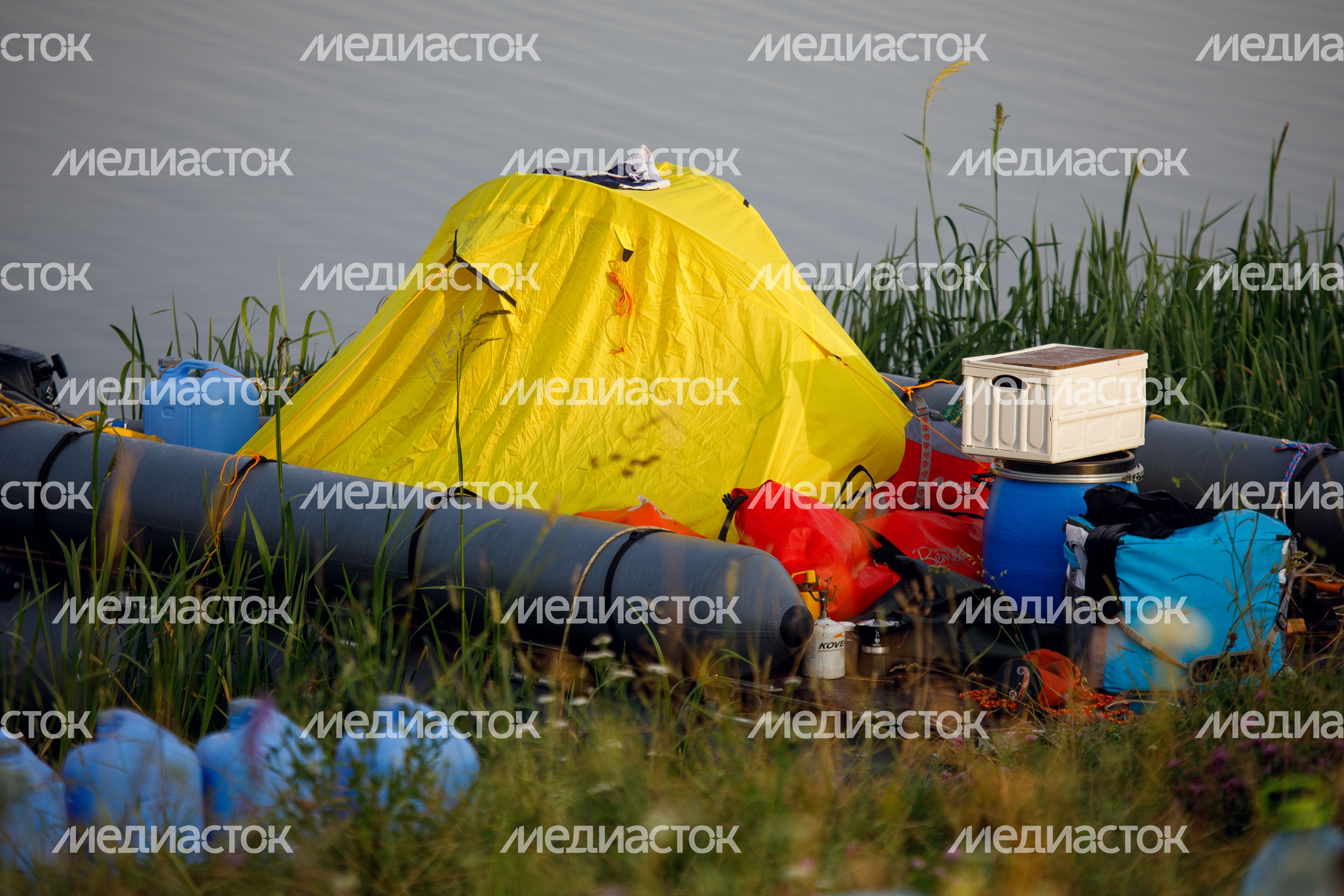 Палатка на берегу реки в Подмосковье Палатка на берегу реки в Подмосковье