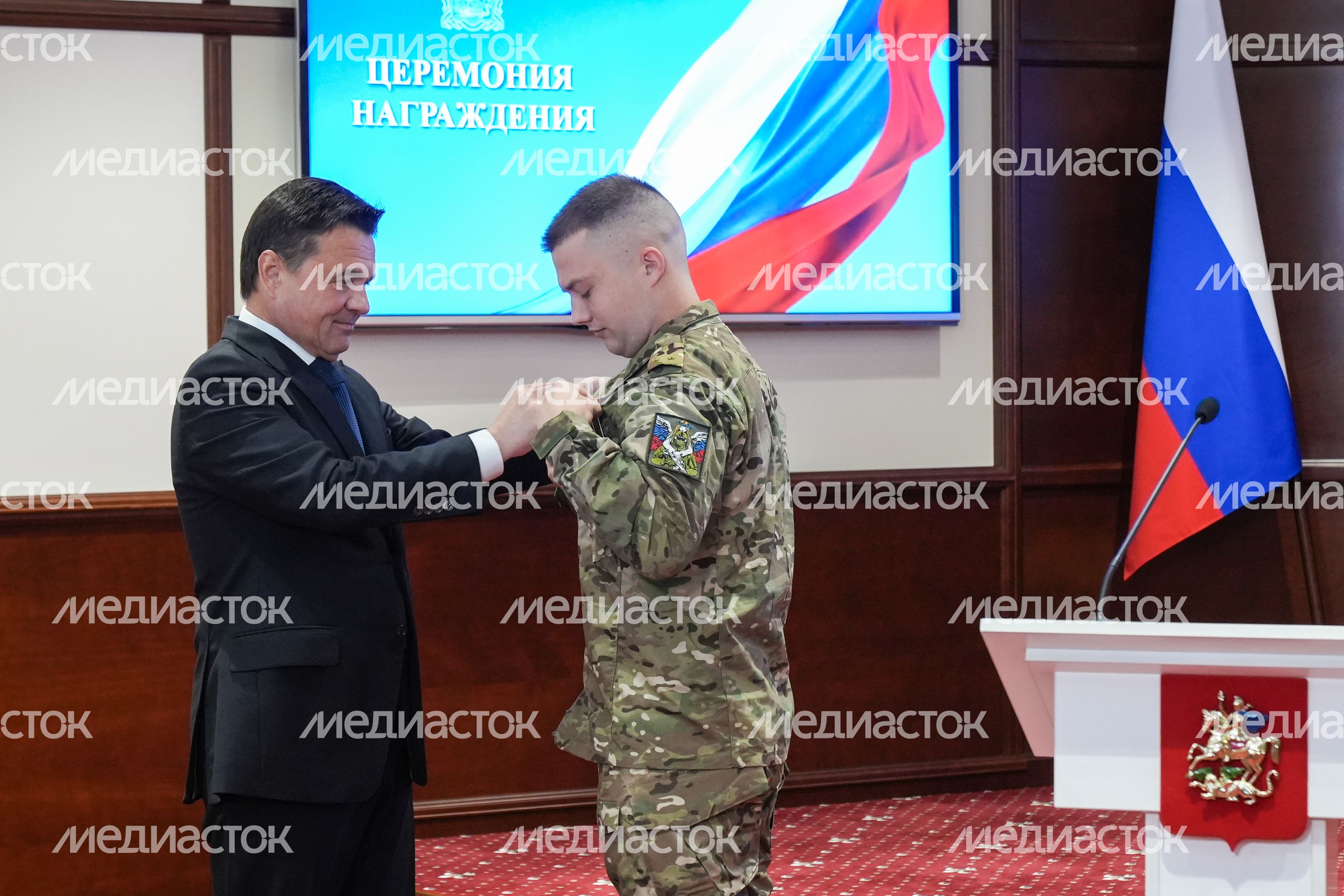 Андрей Воробьев вручил ордена и медали добровольцам из Подмосковья
