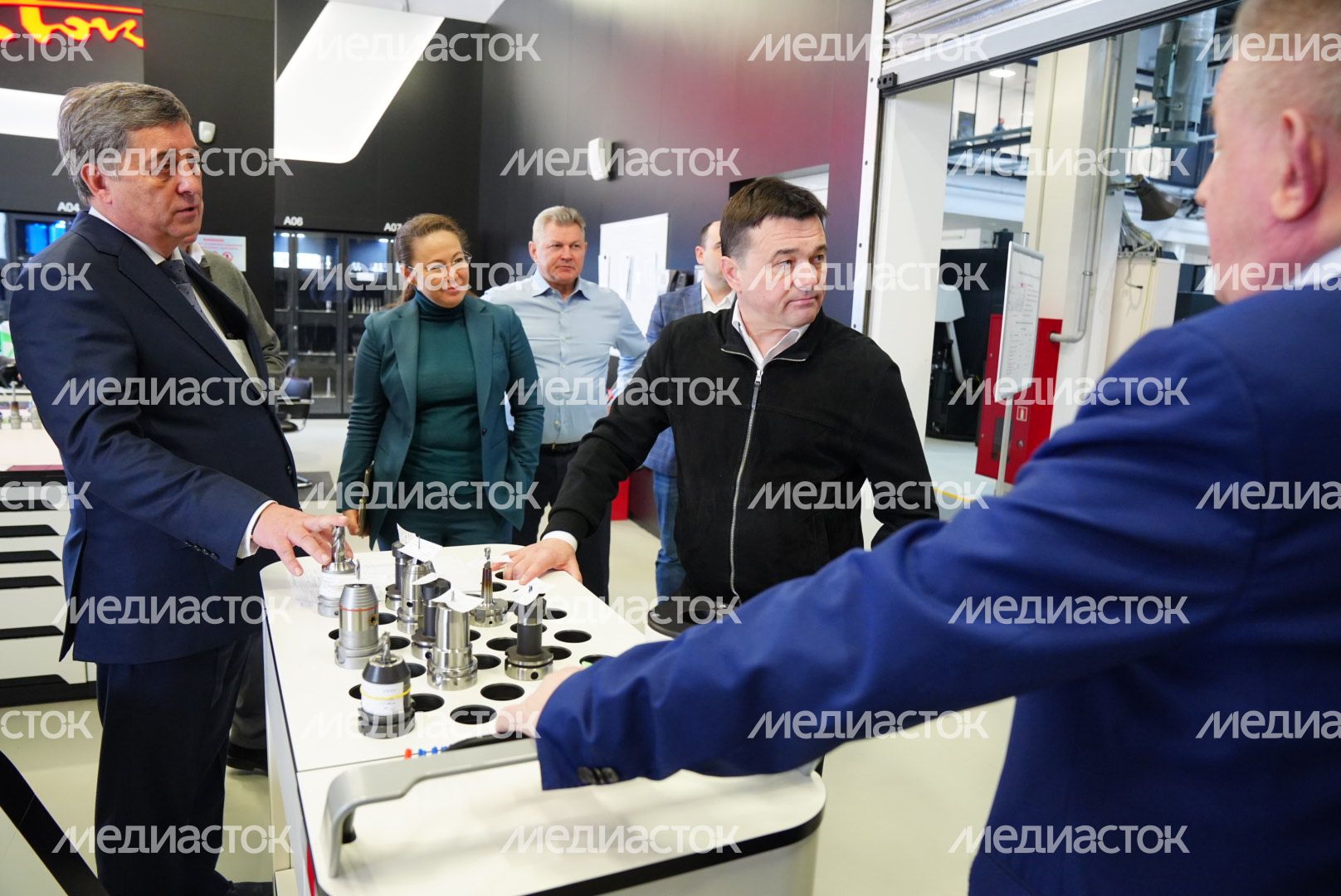 Вручение губернатором цветов сотрудникам НПП «Исток»​​