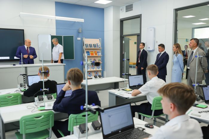Михаил Мишустин и Андрей Воробьев поздравили учащихся и педагогов лобненского лицея «Авиатика»